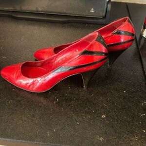 BLOOMINGDALES SUTTON PLACE HEEL SIZE 8, new heel savers